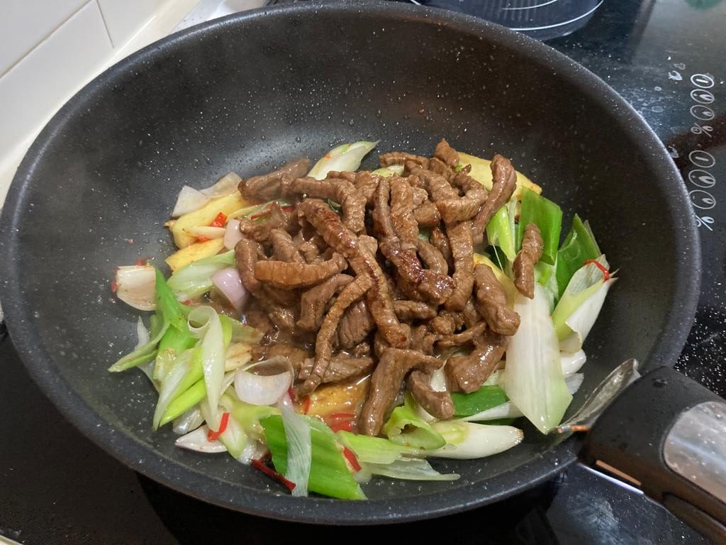 Tender Marinated Spicy Stir-Fried Beef with Leeks and Onions